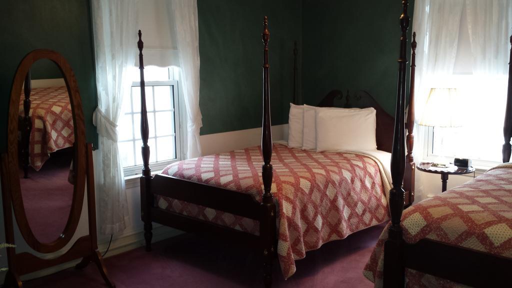 The Country Inn Of Berkeley Springs Room photo